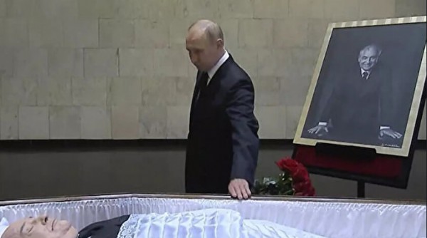 Putin'den Gorbaçov'a veda! SSCB'nin son liderinin tabutuna çiçek bıraktı!